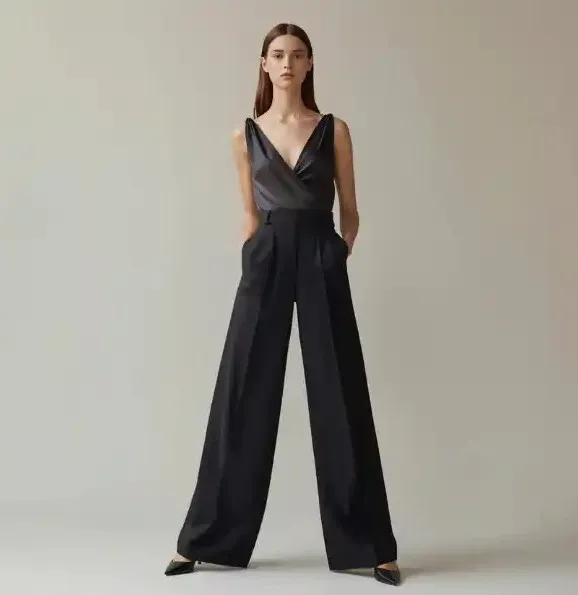 Pantalón Ligne recto de corte limpio en tono taupe